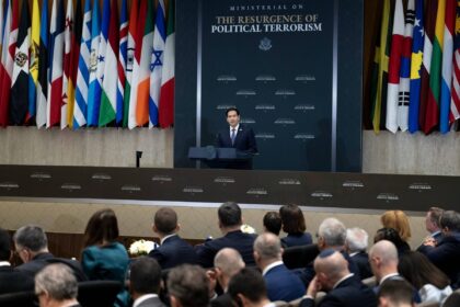 El secretario de Estado de EE. UU., Marco Rubio, pronuncia el discurso de apertura durante un evento titulado "Reunión ministerial sobre el resurgimiento del terrorismo político" en el Departamento de Estado de EE. UU., el 16 de julio de 2026, en Washington D. C. (Foto de Brendan Smialowski / AFP)