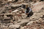 Un hombre se sienta entre los escombros dejados por los sismos en La Guaira, Venezuela, el lunes 29 de junio de 2026