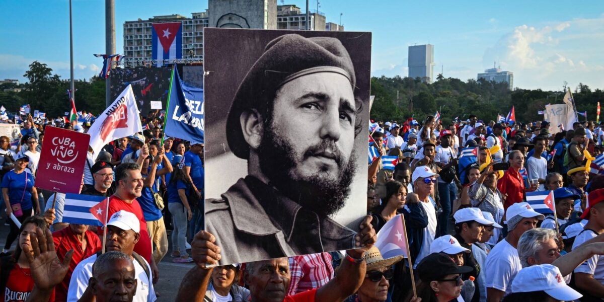 Una mujer sostiene un cartel con una fotografía del líder de la Revolución cubana Fidel Castro durante la conmemoración del Primero de Mayo (Día del Trabajo), que marca el Día Internacional de los Trabajadores, en la Plaza de la Revolución de La Habana el 1 de mayo de 2025.