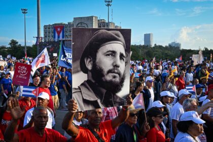 Una mujer sostiene un cartel con una fotografía del líder de la Revolución cubana Fidel Castro durante la conmemoración del Primero de Mayo (Día del Trabajo), que marca el Día Internacional de los Trabajadores, en la Plaza de la Revolución de La Habana el 1 de mayo de 2025.
