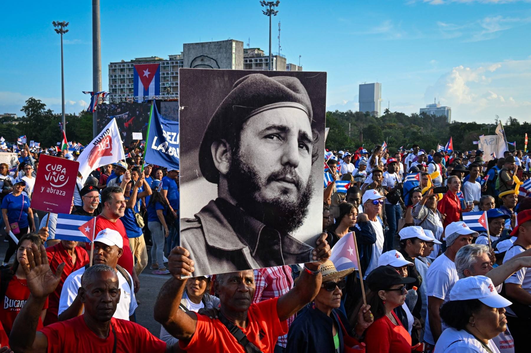 Una mujer sostiene un cartel con una fotografía del líder de la Revolución cubana Fidel Castro durante la conmemoración del Primero de Mayo (Día del Trabajo), que marca el Día Internacional de los Trabajadores, en la Plaza de la Revolución de La Habana el 1 de mayo de 2025.