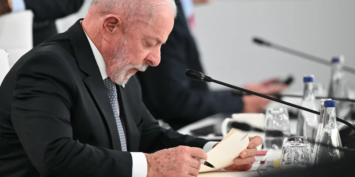 El presidente de Brasil, Luiz Inácio Lula da Silva, asiste a una sesión de trabajo en la cumbre del G7, en Évian-les-Bains, Francia, el miércoles 17 de junio de 2026.