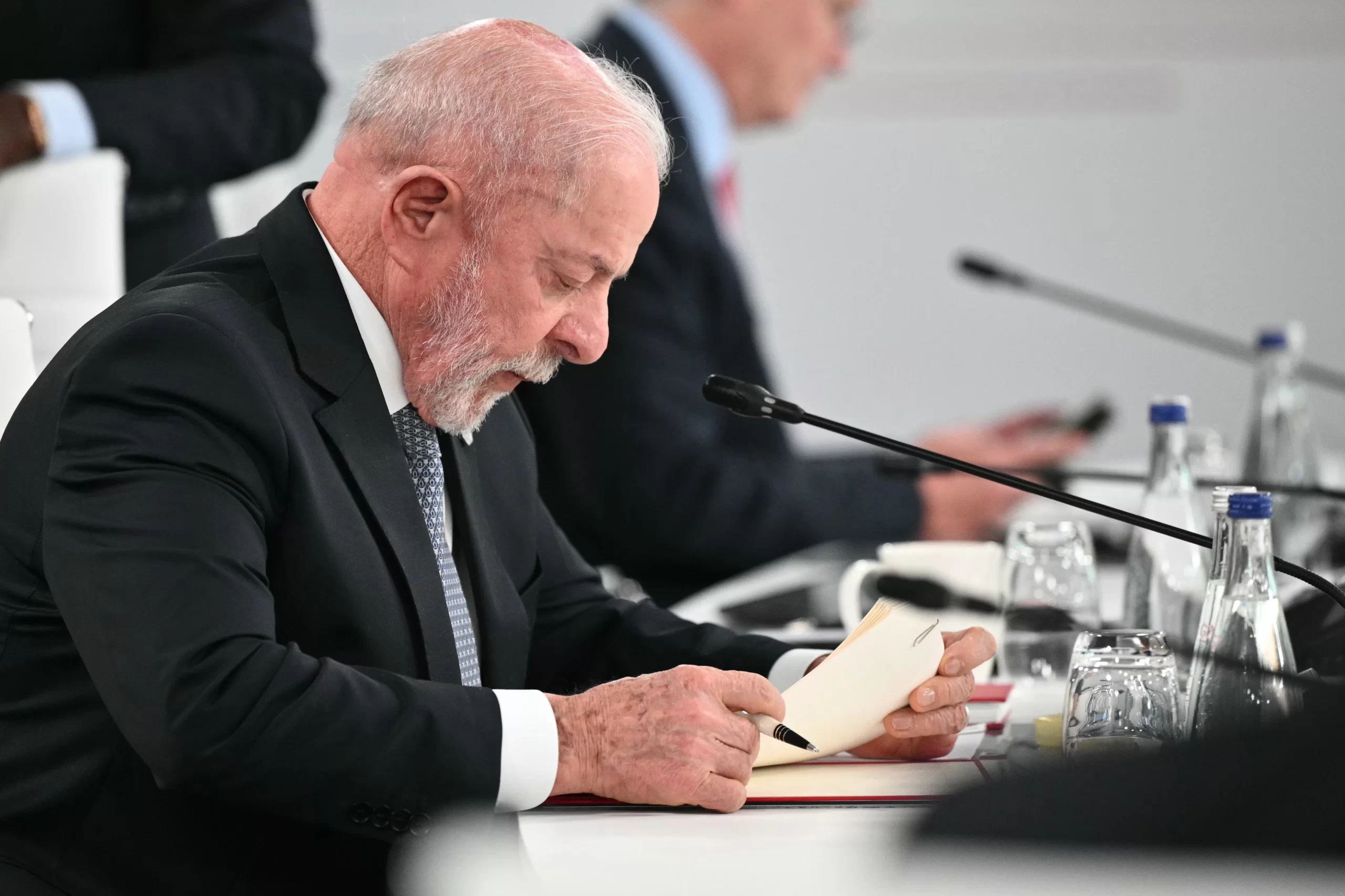 El presidente de Brasil, Luiz Inácio Lula da Silva, asiste a una sesión de trabajo en la cumbre del G7, en Évian-les-Bains, Francia, el miércoles 17 de junio de 2026.