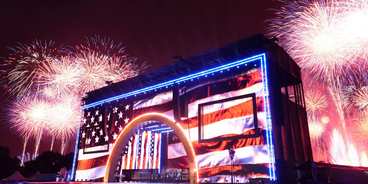 Fuegos artificiales estallan durante el evento "Homenaje a Estados Unidos", una celebración del Día de la Independencia en honor al 250º aniversario de la nación, el sábado 4 de julio de 2026, en el National Mall de Washington.
