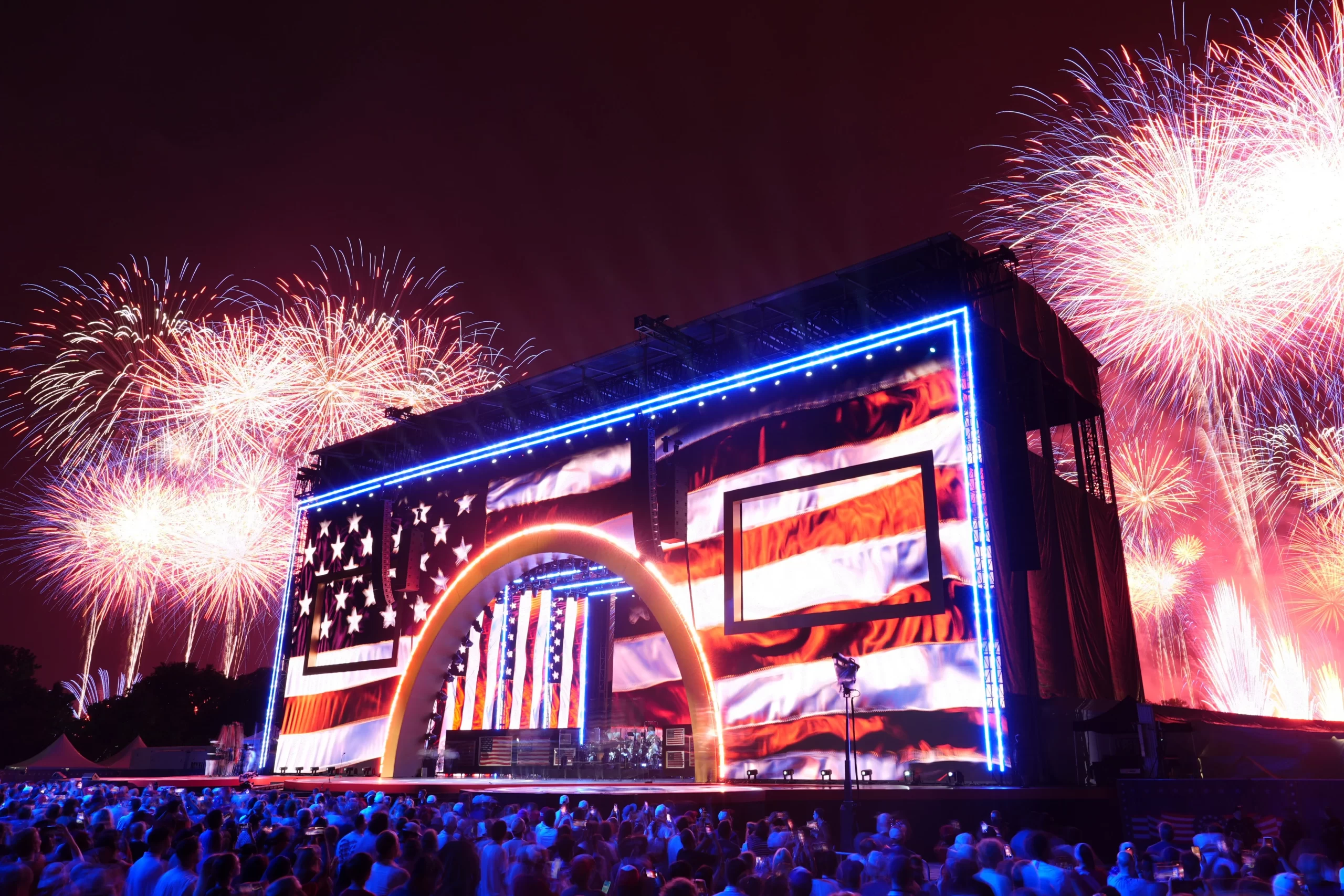 Fuegos artificiales estallan durante el evento "Homenaje a Estados Unidos", una celebración del Día de la Independencia en honor al 250º aniversario de la nación, el sábado 4 de julio de 2026, en el National Mall de Washington.