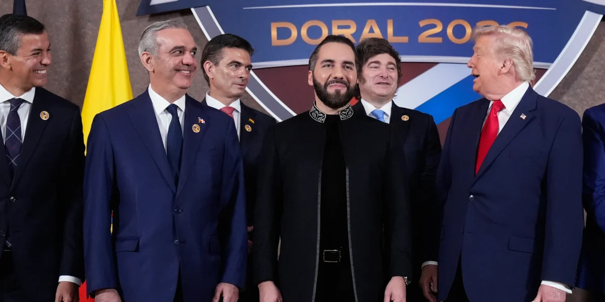 El presidente de Estados Unidos, Donald Trump, posa para una foto de grupo con, de izquierda a derecha, el presidente de Paraguay, Santiago Peña; el de República Dominicana, Luis Abinader; el de Bolivia, Rodrigo Paz Pereira; el de El Salvador, Nayib Bukele, y el de Argentina, Javier Milei, en la cumbre Shield of the Americas, en el Trump National Doral Miami, en Doral, Florida, el 7 de marzo de 2026.