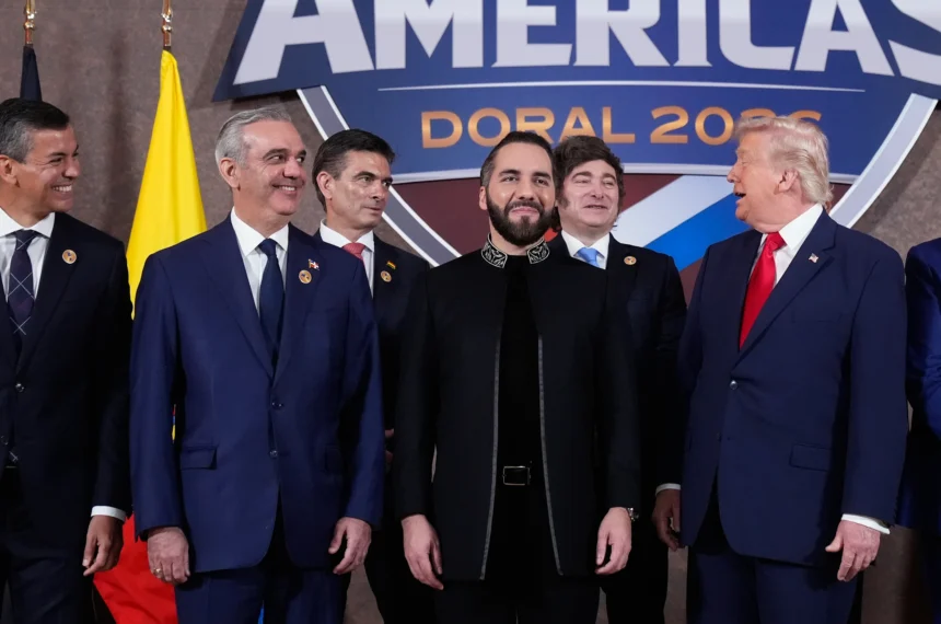El presidente de Estados Unidos, Donald Trump, posa para una foto de grupo con, de izquierda a derecha, el presidente de Paraguay, Santiago Peña; el de República Dominicana, Luis Abinader; el de Bolivia, Rodrigo Paz Pereira; el de El Salvador, Nayib Bukele, y el de Argentina, Javier Milei, en la cumbre Shield of the Americas, en el Trump National Doral Miami, en Doral, Florida, el 7 de marzo de 2026.
