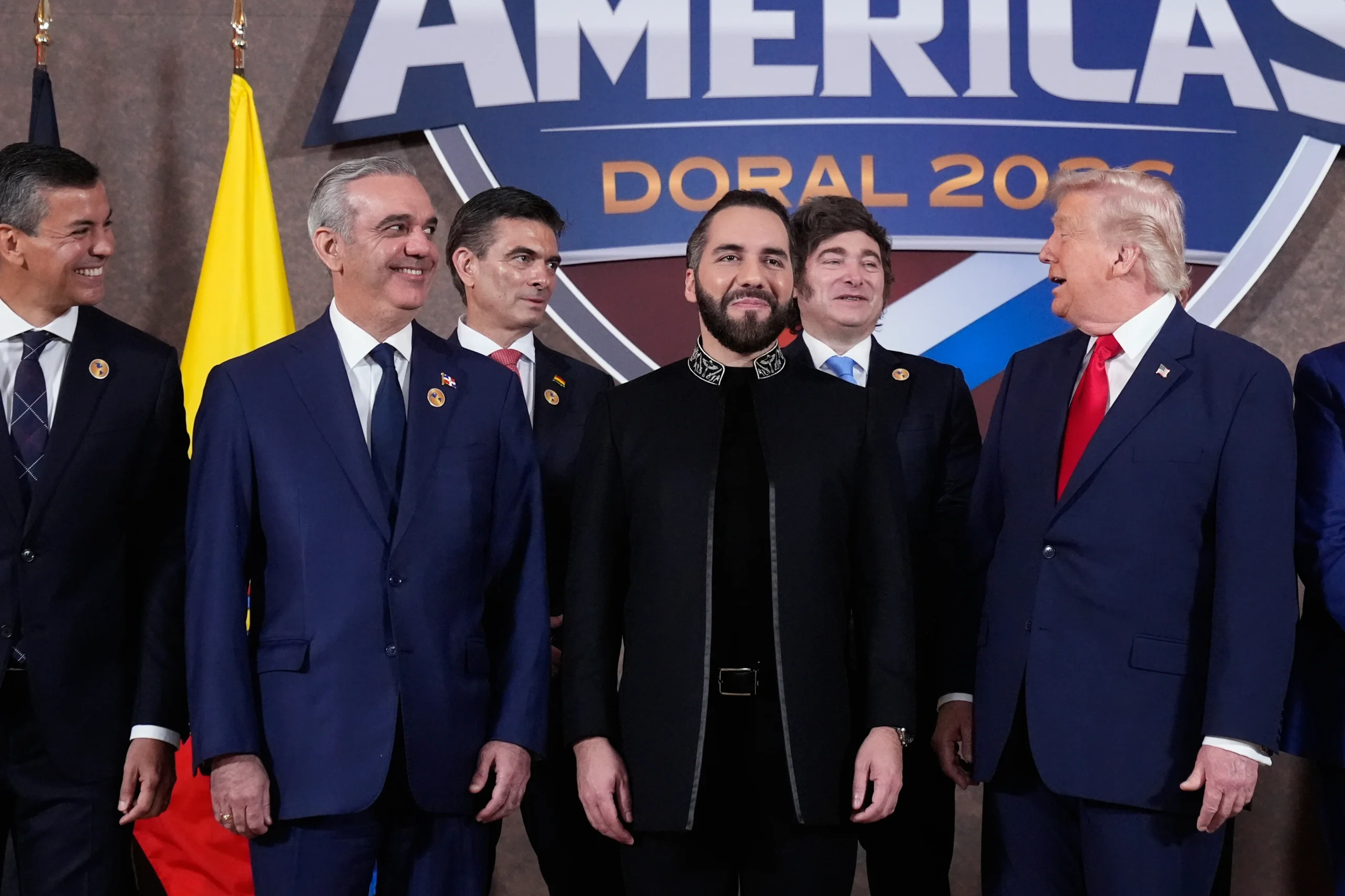 El presidente de Estados Unidos, Donald Trump, posa para una foto de grupo con, de izquierda a derecha, el presidente de Paraguay, Santiago Peña; el de República Dominicana, Luis Abinader; el de Bolivia, Rodrigo Paz Pereira; el de El Salvador, Nayib Bukele, y el de Argentina, Javier Milei, en la cumbre Shield of the Americas, en el Trump National Doral Miami, en Doral, Florida, el 7 de marzo de 2026.