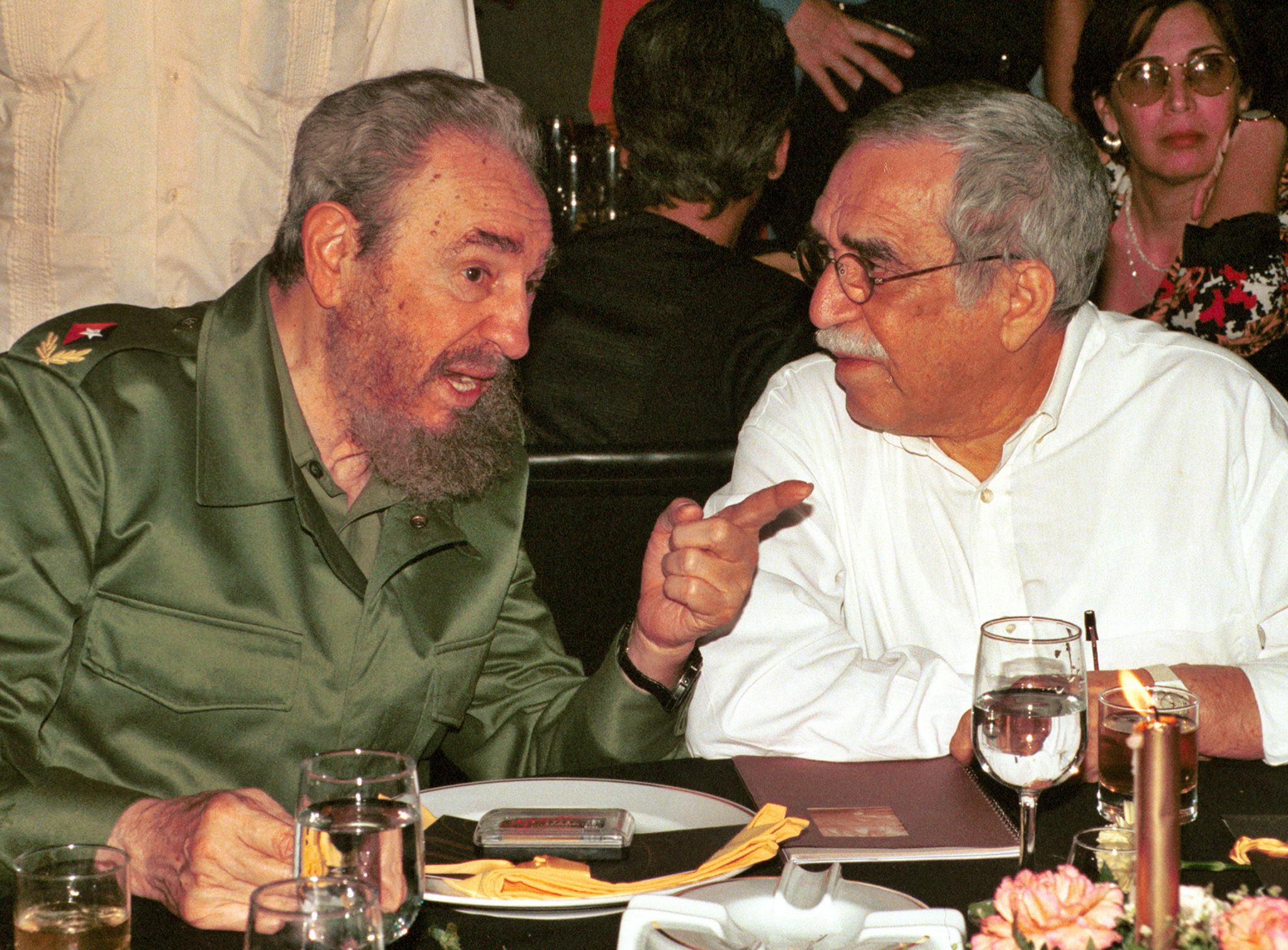 Foto de archivo del 3 de marzo de 2002 del líder cubano Fidel Castro (i) conversando en La Habana con el escritor colombiano y premio nobel de literatura, Gabriel García Márquez, durante la cena de gala del II Festival Internacional del Habano. El nobel colombiano García Márquez cumple hoy 80 años. EFE/Alejandro Ernesto[((ARCHIVO)))]

