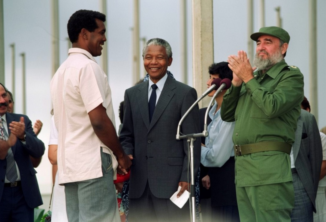 El presidente del Congreso Nacional Africano (CNA), Nelson Mandela (centro), saluda al boxeador olímpico cubano Teófilo Stevenson (izquierda) el 25 de julio de 1991 en La Habana. El presidente cubano, Fidel Castro (derecha), inauguró la Villa Panamericana.
(ARCHIVO) FOTO AFP/RAFAEL PÉREZ (Foto de RAFAEL PÉREZ / AFP)