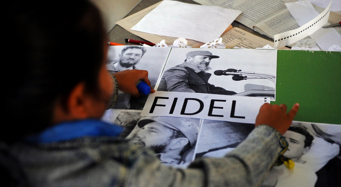 Un estudiante de primaria cubano trabaja en un collage con imágenes del fallecido líder cubano Fidel Castro en La Habana, el 23 de noviembre de 2017. (Foto de YAMIL LAGE / AFP)