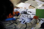 Un estudiante de primaria cubano trabaja en un collage con imágenes del fallecido líder cubano Fidel Castro en La Habana, el 23 de noviembre de 2017. (Foto de YAMIL LAGE / AFP)