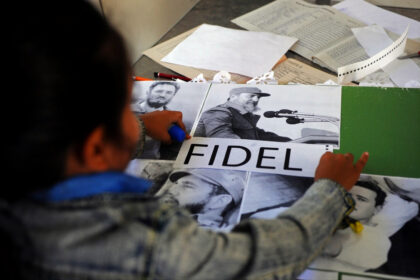 Un estudiante de primaria cubano trabaja en un collage con imágenes del fallecido líder cubano Fidel Castro en La Habana, el 23 de noviembre de 2017. (Foto de YAMIL LAGE / AFP)