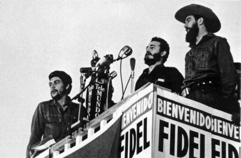 En esta fotografía de archivo tomada el 8 de enero de 1959, el líder cubano Fidel Castro pronuncia un discurso junto a Camilo Cienfuegos y Ernesto Che Guevara en La Habana.  (Foto de Consejo de Estado)