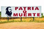 A lo largo de una carretera en Cuba, panel con Fidel Castro diciendo Patria o Muerte. Cuba, 13 de marzo de 2019
