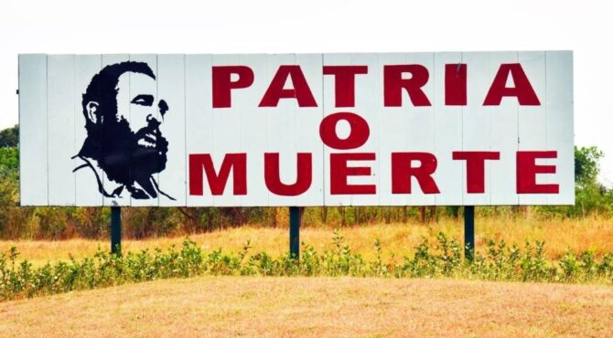 A lo largo de una carretera en Cuba, panel con Fidel Castro diciendo Patria o Muerte. Cuba, 13 de marzo de 2019