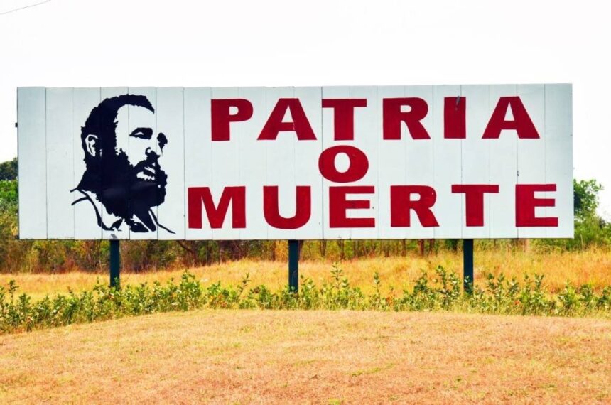 A lo largo de una carretera en Cuba, panel con Fidel Castro diciendo Patria o Muerte. Cuba, 13 de marzo de 2019