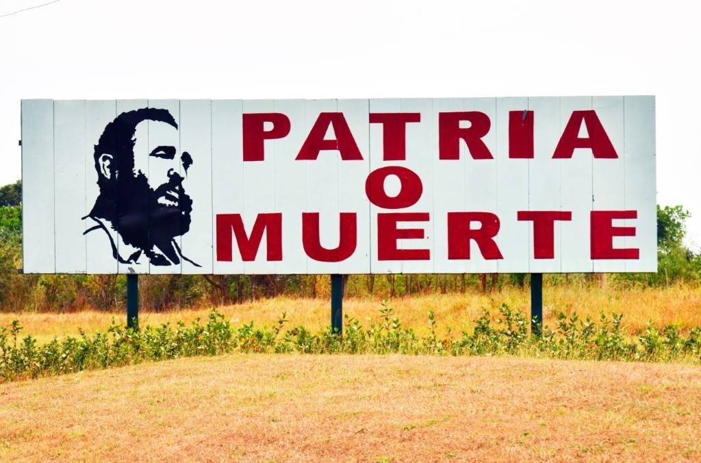 A lo largo de una carretera en Cuba, panel con Fidel Castro diciendo Patria o Muerte. Cuba, 13 de marzo de 2019