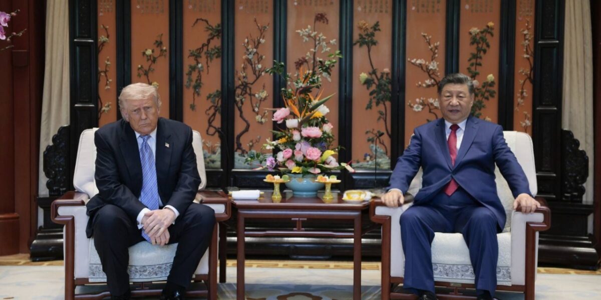 El presidente de Estados Unidos, Donald Trump (izq.), se reúne con el presidente de China, Xi Jinping, en el marco de su visita al Jardín Zhongnanhai en Pekín, el 15 de mayo de 2026. (Foto de Evan Vucci / POOL / AFP)