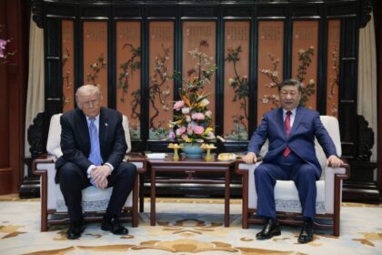 El presidente de Estados Unidos, Donald Trump (izq.), se reúne con el presidente de China, Xi Jinping, en el marco de su visita al Jardín Zhongnanhai en Pekín, el 15 de mayo de 2026. (Foto de Evan Vucci / POOL / AFP)