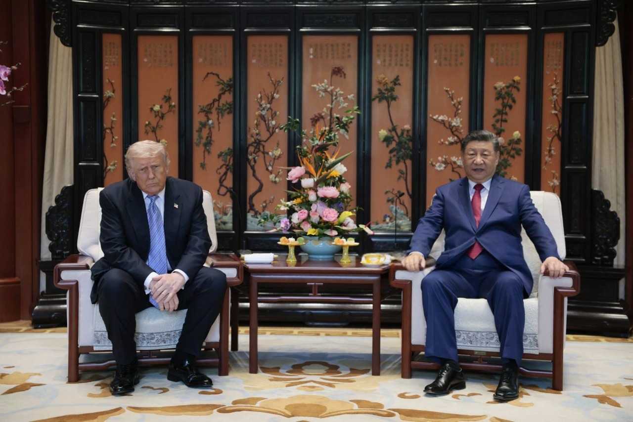 El presidente de Estados Unidos, Donald Trump (izq.), se reúne con el presidente de China, Xi Jinping, en el marco de su visita al Jardín Zhongnanhai en Pekín, el 15 de mayo de 2026. (Foto de Evan Vucci / POOL / AFP)