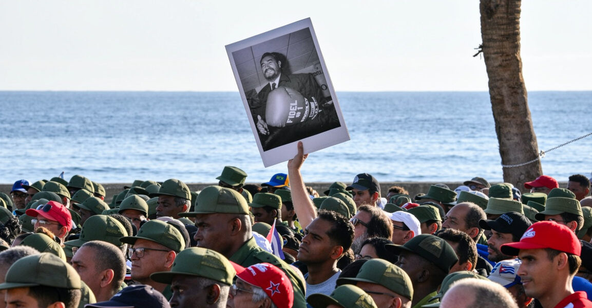 Una persona sostiene una fotografía del expresidente cubano Fidel Castro durante un mitin en apoyo al expresidente cubano Raúl Castro, de 94 años —quien ha sido acusado formalmente por un tribunal estadounidense—, frente a la Embajada de Estados Unidos en La Habana, el 22 de mayo de 2026. (Foto de ADALBERTO ROQUE / AFP)