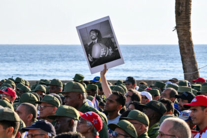 Una persona sostiene una fotografía del expresidente cubano Fidel Castro durante un mitin en apoyo al expresidente cubano Raúl Castro, de 94 años —quien ha sido acusado formalmente por un tribunal estadounidense—, frente a la Embajada de Estados Unidos en La Habana, el 22 de mayo de 2026. (Foto de ADALBERTO ROQUE / AFP)