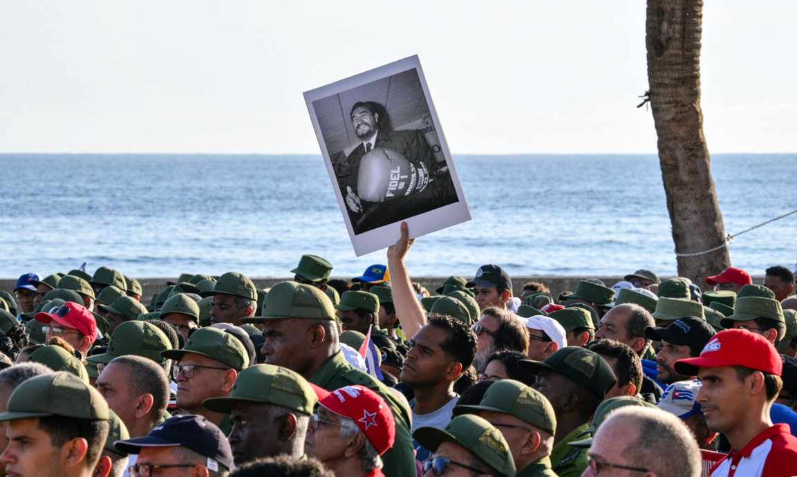 Una persona sostiene una fotografía del expresidente cubano Fidel Castro durante un mitin en apoyo al expresidente cubano Raúl Castro, de 94 años —quien ha sido acusado formalmente por un tribunal estadounidense—, frente a la Embajada de Estados Unidos en La Habana, el 22 de mayo de 2026. (Foto de ADALBERTO ROQUE / AFP)