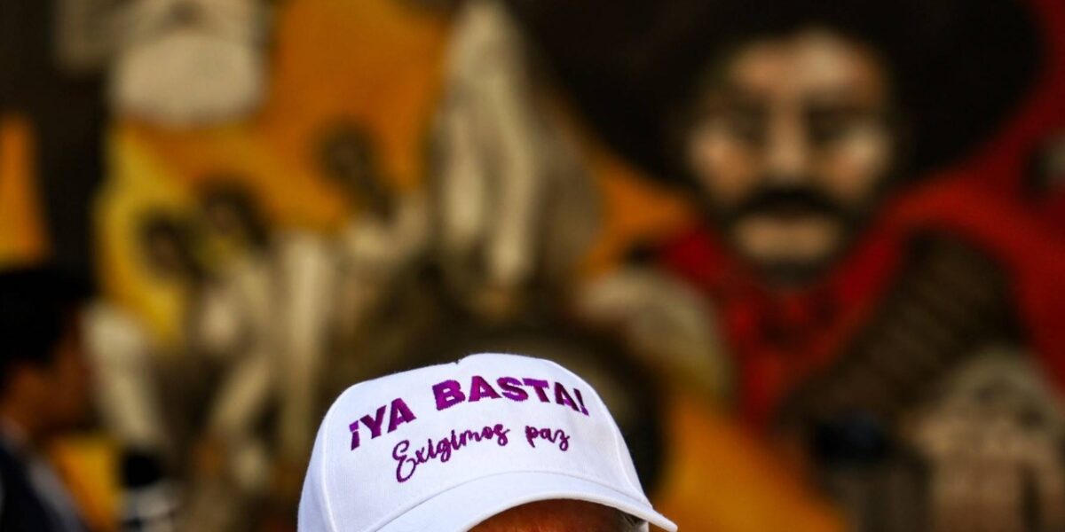 Un hombre con una gorra que dice "¡Basta ya!" aparece en una fotografía durante una protesta contra el gobernador del estado de Sinaloa, Rubén Rocha Moya, en el Palacio de Gobierno de Culiacán, estado de Sinaloa, México, el 24 de agosto de 2026. La presidenta de México, Claudia Sheinbaum, descartó el 24 de agosto de 2026 el regreso a su cargo del gobernador del partido gobernante, acusado de narcotráfico por Estados Unidos, tras un breve intento de retomar sus funciones.