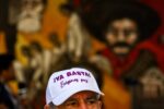 Un hombre con una gorra que dice "¡Basta ya!" aparece en una fotografía durante una protesta contra el gobernador del estado de Sinaloa, Rubén Rocha Moya, en el Palacio de Gobierno de Culiacán, estado de Sinaloa, México, el 24 de agosto de 2026. La presidenta de México, Claudia Sheinbaum, descartó el 24 de agosto de 2026 el regreso a su cargo del gobernador del partido gobernante, acusado de narcotráfico por Estados Unidos, tras un breve intento de retomar sus funciones.