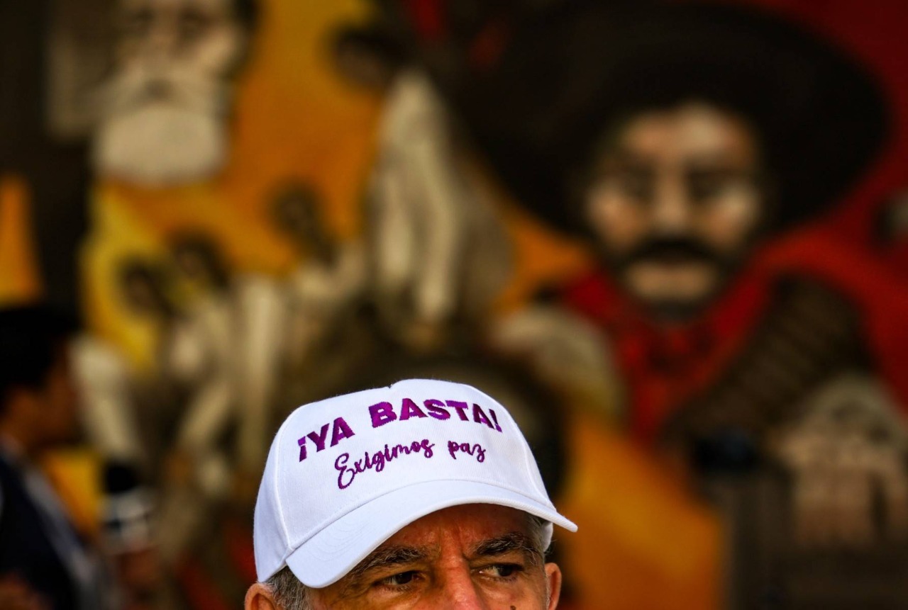 Un hombre con una gorra que dice "¡Basta ya!" aparece en una fotografía durante una protesta contra el gobernador del estado de Sinaloa, Rubén Rocha Moya, en el Palacio de Gobierno de Culiacán, estado de Sinaloa, México, el 24 de agosto de 2026. La presidenta de México, Claudia Sheinbaum, descartó el 24 de agosto de 2026 el regreso a su cargo del gobernador del partido gobernante, acusado de narcotráfico por Estados Unidos, tras un breve intento de retomar sus funciones.