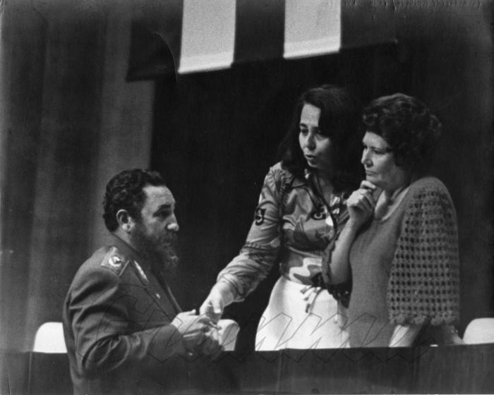 Fotografía tomada por el fotógrafo Osvaldo Salas en julio de 1977 muestra a Fidel Castro conversando con las destacadas figuras de la Revolución Cubana Haydée Santamaría y Vilma Espín