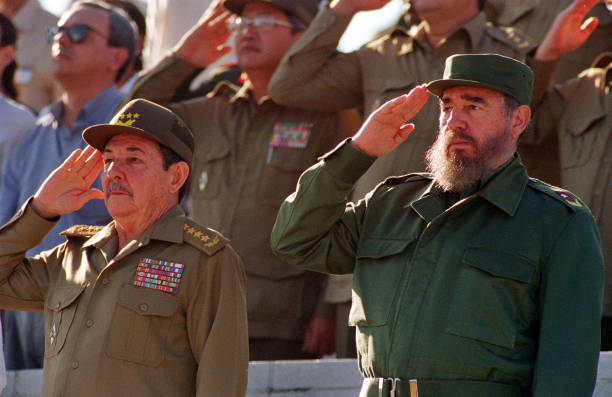 LA HABANA, CUBA - 2 DE DICIEMBRE: Fidel Castro y su hermano Raúl asisten a un desfile el 2 de diciembre de 1996 en La Habana, Cuba. Carlos Lage aparece a la izquierda.