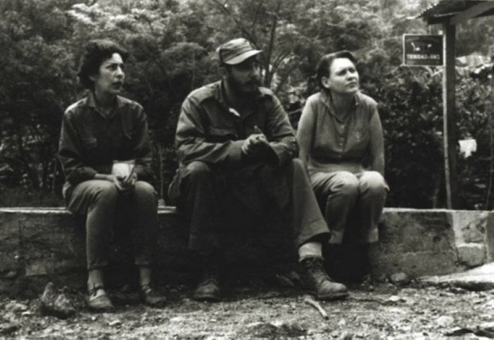 Imagen de archivo muestra a Fidel Castro (centro) junto a las guerrilleras Celia Sánchez (izquierda) y Haydée Santamaría en la Sierra Maestra, Cuba. 