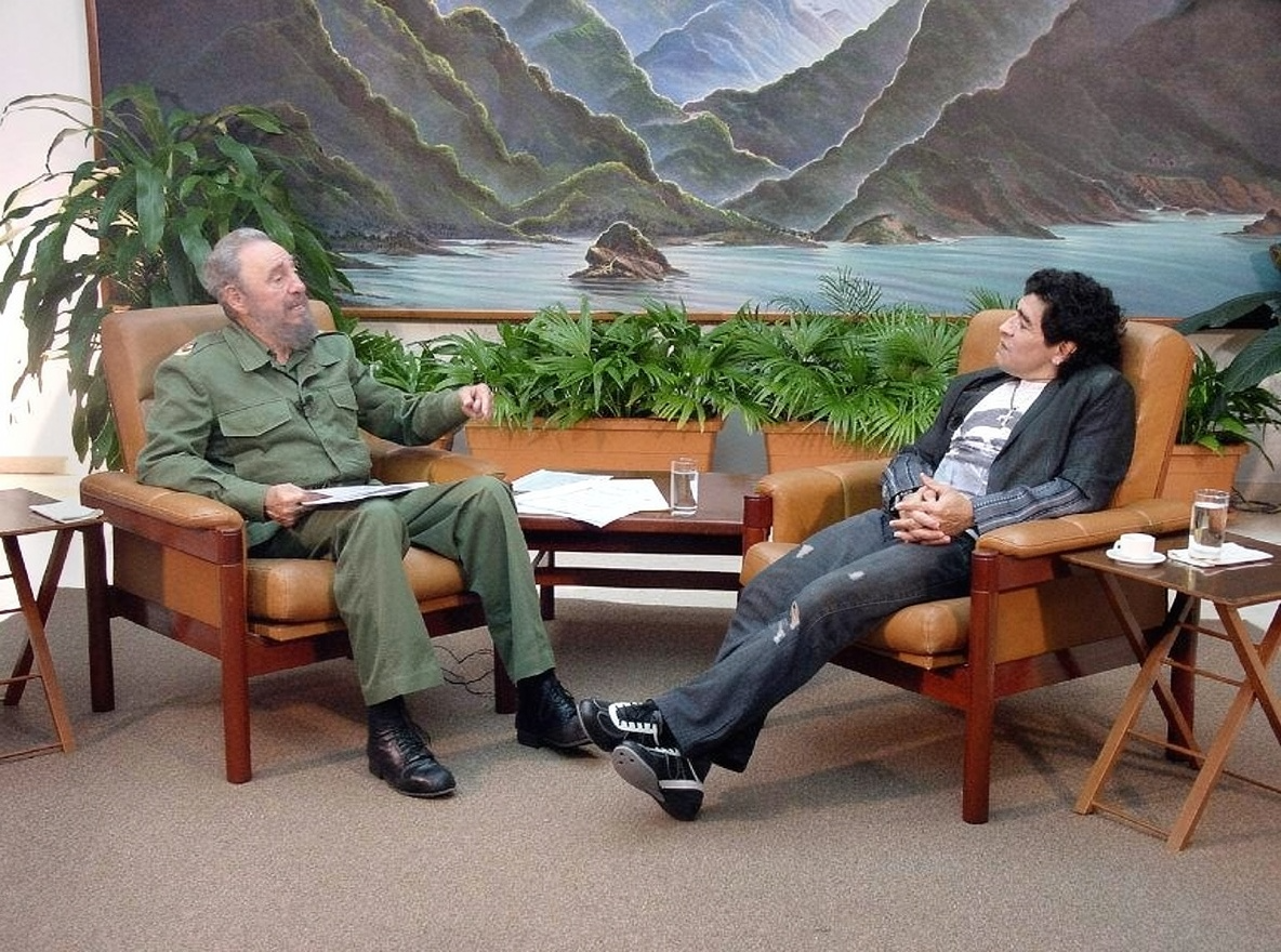 Fotografía facilitada por el Canal 13 de Argentina que muestra al presidente cubano Fidel Castro (izq.) conversando con la exestrella del fútbol argentino Diego Armando Maradona, durante la grabación del programa de televisión de Maradona "La Noche del 10" en La Habana, el 26 de octubre de 2005. El programa semanal de Maradona se emitirá el 31 de octubre de 2005 en Buenos Aires. (Foto: HO / CANAL 13 / AFP)