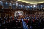 Miembros del Congreso, manteniendo el distanciamiento social, permanecen de pie mientras el presidente de Estados Unidos, Joe Biden, se dirige a una sesión conjunta del Congreso en el Capitolio, en Washington D. C., el 28 de abril de 2021. (Foto de Caroline Brehman / POOL / AFP)