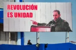 Un hombre mira una valla publicitaria con el mensaje "La revolución es unidad", protagonizada por el fallecido presidente cubano Fidel Castro, en Pinar del Río, Cuba, el 25 de julio de 2026, víspera del 73.º aniversario del asalto guerrillero al Cuartel Moncada, considerado el inicio de la Revolución Cubana. (Foto de YAMIL LAGE / AFP)