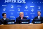 NUEVA YORK, NUEVA YORK - 22 DE SEPTIEMBRE: (De izquierda a derecha) El secretario de Estado de EE. UU., Marco Rubio; el presidente de EE. UU., Donald Trump; y el secretario del Tesoro de EE. UU., Scott Bessent, participan en una reunión de «Escudo de las Américas» (Shield of the Americas) en el marco del 81.º periodo de sesiones de la Asamblea General de las Naciones Unidas (ONU), en la sede de la ONU, el 22 de septiembre de 2026, en la ciudad de Nueva York. Líderes mundiales se han reunido en Nueva York para el periodo de sesiones anual de la Asamblea General de las Naciones Unidas; los temas globales de este año abarcan desde la amenaza de la inteligencia artificial hasta las guerras en curso en Ucrania y Gaza. Chip Somodevilla/Getty Images/AFP (Foto de CHIP SOMODEVILLA / GETTY IMAGES NORTH AMERICA / Getty Images vía AFP)