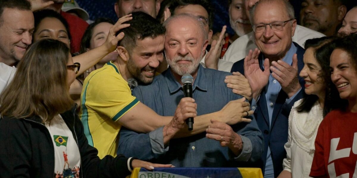 El presidente de Brasil y candidato a la reelección por el Partido de los Trabajadores (PT), Luiz Inácio Lula da Silva (centro), reacciona junto a su esposa, la primera dama Rosângela da Silva (izquierda); el diputado federal por Minas Gerais, André Janones (segundo desde la izquierda) —creador del canal de WhatsApp «Ejército de Lula» para movilizar a sus partidarios—; y el vicepresidente Geraldo Alckmin (tercero desde la derecha), tras conocerse los primeros resultados de la segunda vuelta de las elecciones presidenciales, en São Paulo, Brasil, el 25 de octubre de 2026. Lula da Silva protagonizó una remontada espectacular el 25 de octubre de 2026, al asegurarse la victoria electoral frente al senador de derecha Flávio Bolsonaro, quien lo había superado ampliamente en la primera vuelta.