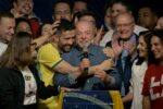 El presidente de Brasil y candidato a la reelección por el Partido de los Trabajadores (PT), Luiz Inácio Lula da Silva (centro), reacciona junto a su esposa, la primera dama Rosângela da Silva (izquierda); el diputado federal por Minas Gerais, André Janones (segundo desde la izquierda) —creador del canal de WhatsApp «Ejército de Lula» para movilizar a sus partidarios—; y el vicepresidente Geraldo Alckmin (tercero desde la derecha), tras conocerse los primeros resultados de la segunda vuelta de las elecciones presidenciales, en São Paulo, Brasil, el 25 de octubre de 2026. Lula da Silva protagonizó una remontada espectacular el 25 de octubre de 2026, al asegurarse la victoria electoral frente al senador de derecha Flávio Bolsonaro, quien lo había superado ampliamente en la primera vuelta.