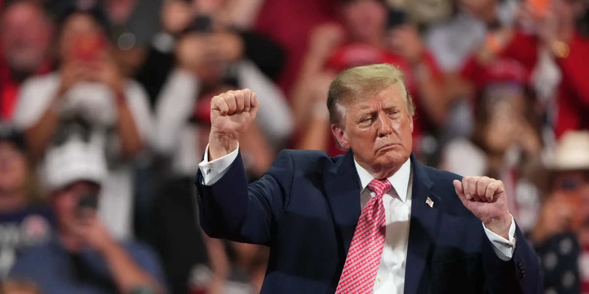 El presidente Donald Trump baila en un mitin de campaña en el Heartland Credit Union Arena, el lunes 19 de octubre de 2026, en Park City, Kansas. (AP Foto/Charlie Riedel)