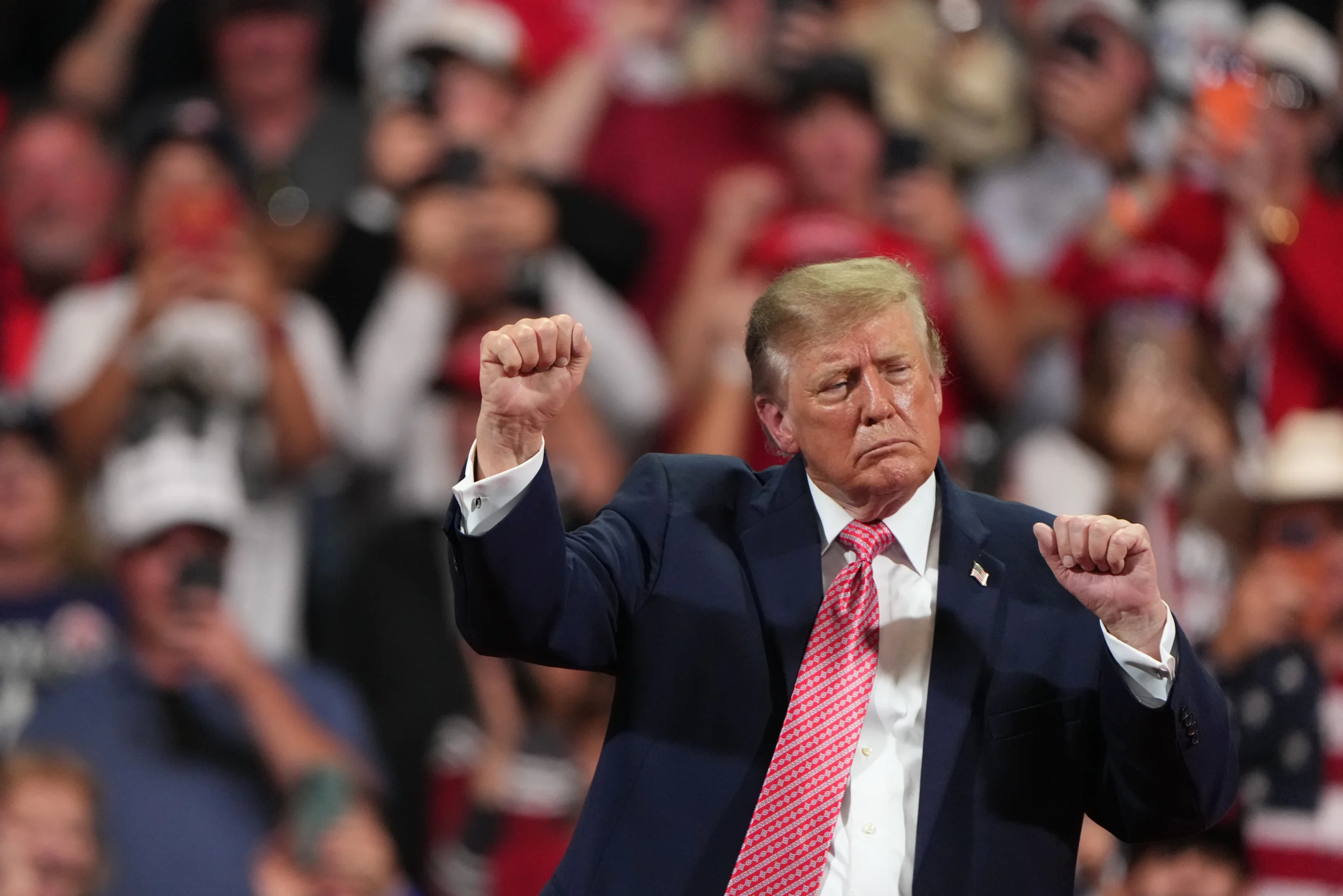 El presidente Donald Trump baila en un mitin de campaña en el Heartland Credit Union Arena, el lunes 19 de octubre de 2026, en Park City, Kansas. (AP Foto/Charlie Riedel)